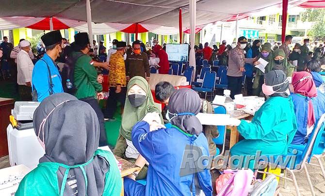 inisiasi-5000-dosis-vaksin-dari-gubernur-untuk-warga-banyuwangi
