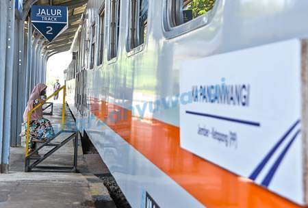 kereta-lokal-berangkat-penumpang-satu-dua