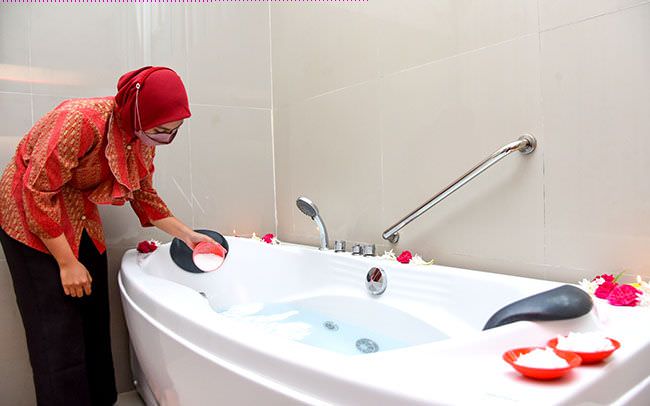 kulit-cerah-dengan-mandi-susu