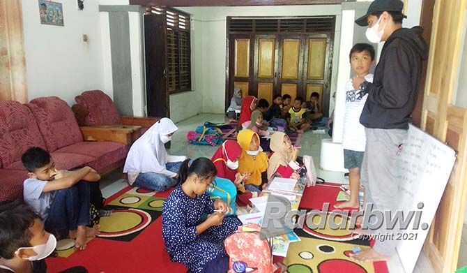 prihatin-dampak-sekolah-online-kawanan-pemuda-gelar-bimbel-gratis
