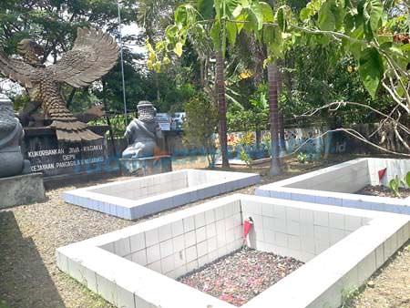 memasukkan-jenazah-ke-lubang-seperti-melempar-pohon-pisang