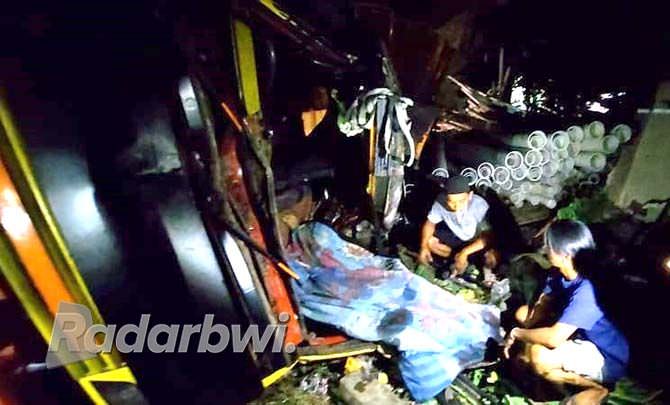 rem-blong-truk-muatan-paralon-terguling-sopir-meninggal