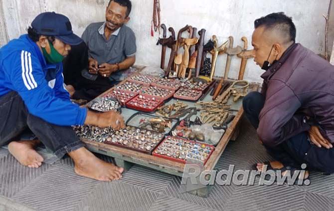 sadin-tujuh-tahun-menjadi-penjual-keris-dan-batu-akik-di-emperan-toko