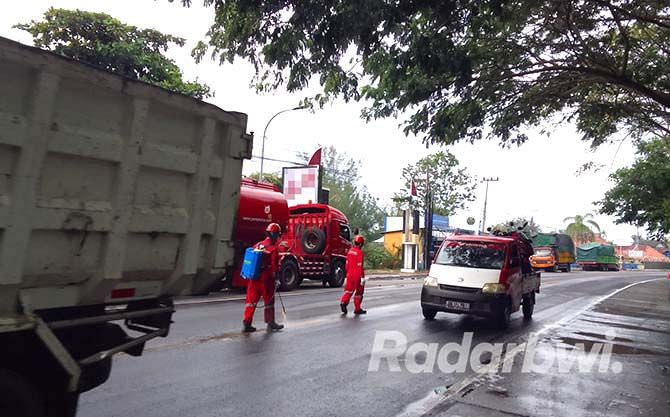 truk-tangki-oleng-ribuan-liter-pertamax-tumpah-di-jalan-raya-bungatan