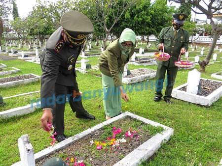 ziarah-dua-makam-peringati-hut-tni
