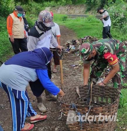 antisipasi-banjir-warga-besuki-bersihkan-bantaran-sungai