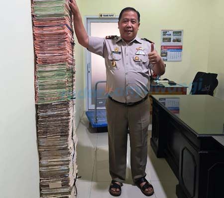 bawa-pulang-tumpukan-berkas