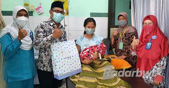 enam-bayi-lahir-di-hari-pahlawan