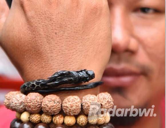 gelang-biji-genitri-pemakainya-merasa-aliran-darah-lebih-lancar