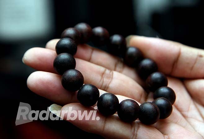 gelang-galih-asem-dulu-jadi-warangka-keris-kini-jadi-aksesori
