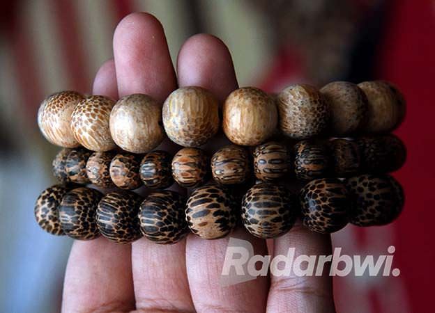 gelang-kayu-liwung-seratnya-menyerupai-kulit-macan