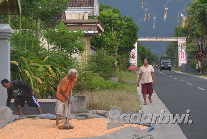hujan-ganggu-usaha-warga