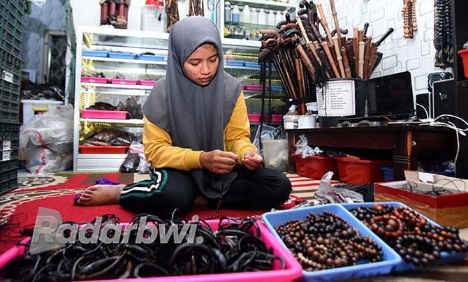 memakai-gelang-dari-status-solidaritas-aksesoris-hingga-mistis