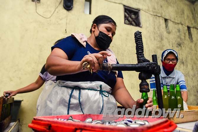 sari-temulawak-bertahan-tiga-generasi-model-botolnya-abadi