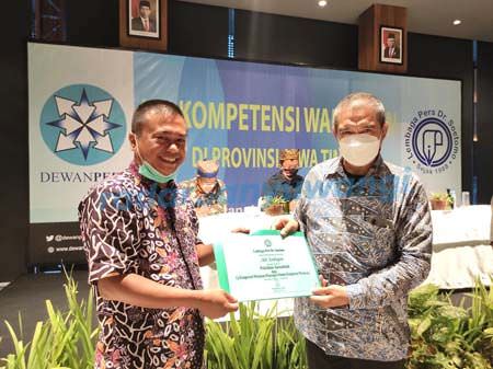 tiga-wartawan-radar-banyuwangi-lulus-ukw