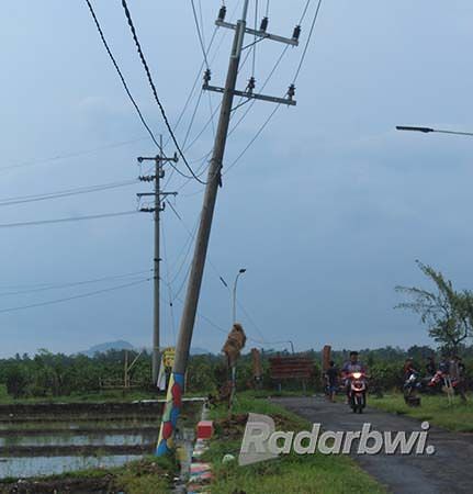 dua-tiang-listrik-pln-nyaris-roboh
