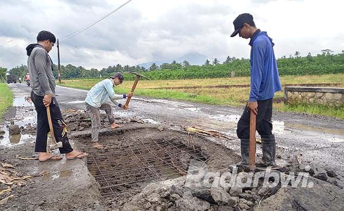 jalan-bolong-hati-hati-menuju-karangdoro-blokagung