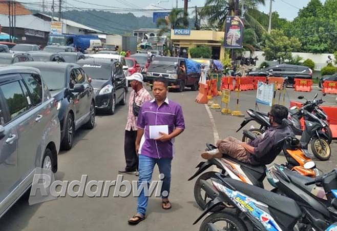 jelang-natal-roda-empat-mulai-padati-pelabuhan-ketapang