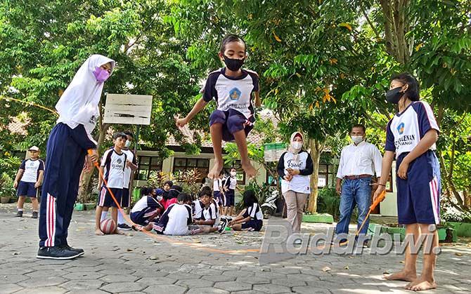 liburan-siswa-pilih-bermain-di-halaman-sekolah