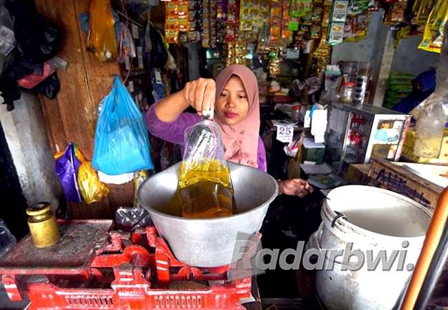 mulai-1-januari-2022-minyak-goreng-curah-dilarang-beredar-di-pasaran