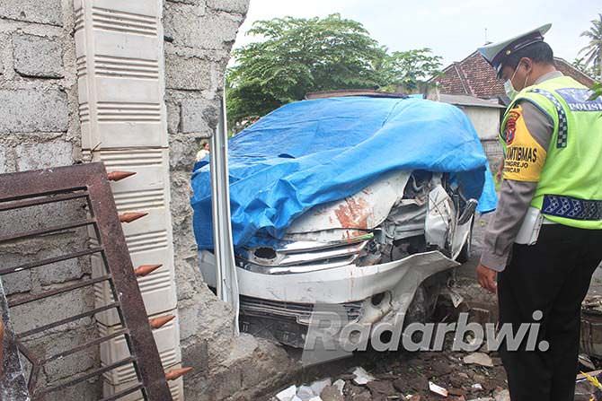 oleng-avanza-seruduk-rumah-warga