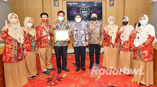 pemkab-banyuwangi-sabet-wbk-dari-kemenpan-rb