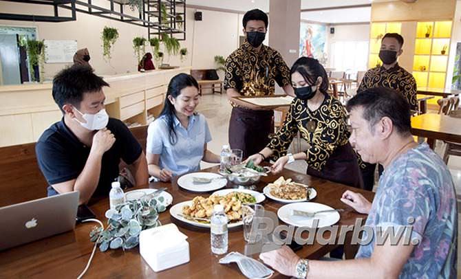 pengalaman-50-tahun-restoran-taman-laut-handayani-buka-cabang-di-bwi