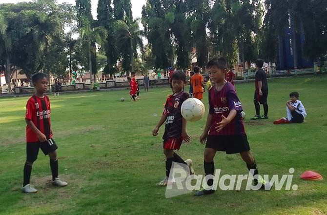stadion-direnovasi-latihan-sepak-bola-dipindah-ke-alun-alun-situbondo