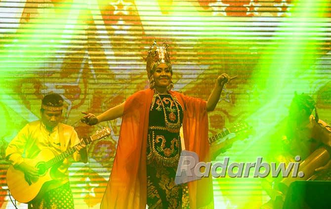 tularkan-ilmu-gandrung-pada-sinden-sinden-muda