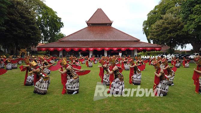 KHAS BANYUWANGI: Tari Gandrung menjadi kebanggaan masyatakat dan identitas budaya