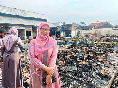 baru-kulakan-dari-surabaya-seluruh-dagangan-jadi-arang