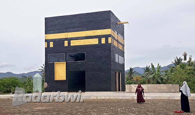 masjid-kakbah-ramai-dikunjungi-warga