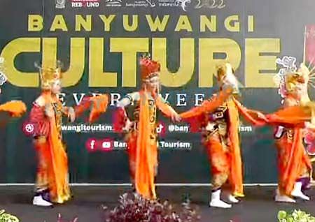 tampilkan-gandrung-seblang-lukinto
