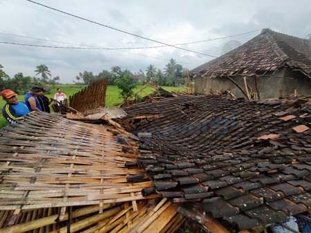 diterjang-angin-dapur-rumah-ambruk