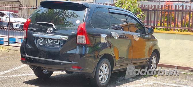 heboh-mobil-avanza-di-pasar-rogojampi