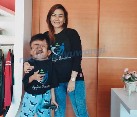 kesabaran-indri-syafira-merawat-penyandang-neurofibromatosis