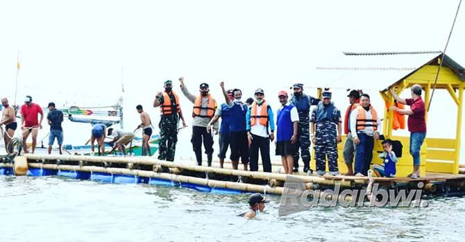 nelayan-blimbingsari-kembangkan-wisata-rumah-apung