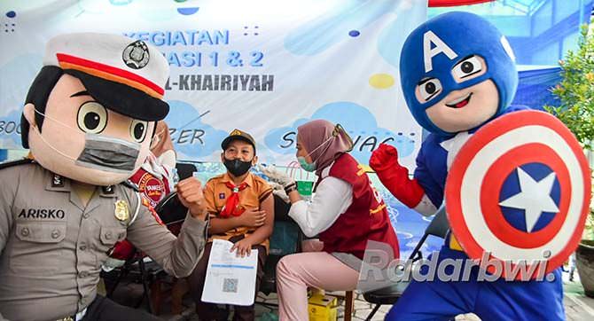 tiga-superhero-kawal-siswa-sd-suntik-vaksin-covid-19
