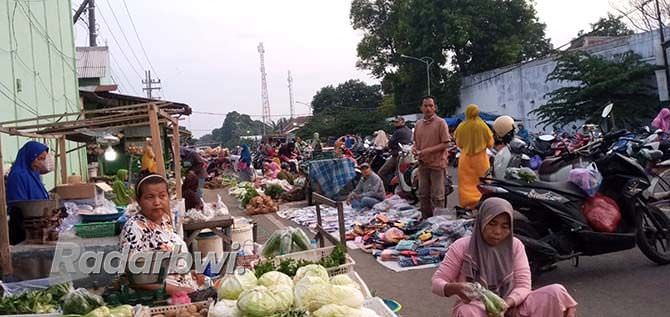 tindak-pedagang-berjualan-di-pinggir-jalan-ke-pelabuhan-jangkar