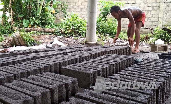 upah-buruh-batako-rp-400-buruh-paving-rp-350-per-biji