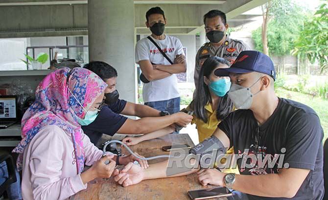 warga-antusias-ikut-vaksinasi-booster-di-acara-beli-koran-gratis-kopi