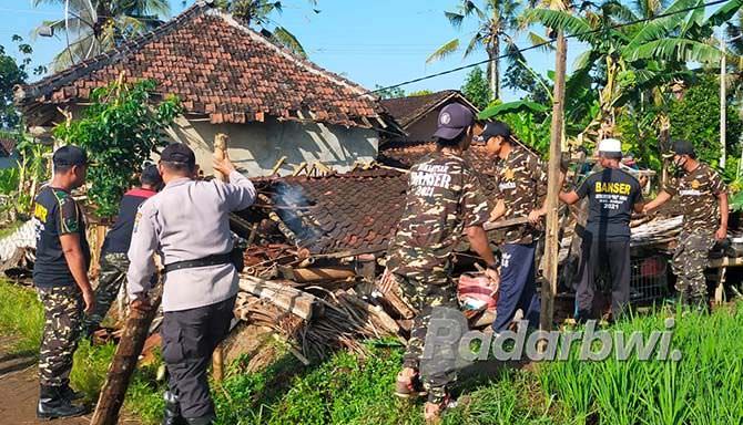 warga-bersihkan-rumah-ambruk-forpimka-beri-bantuan-asbes