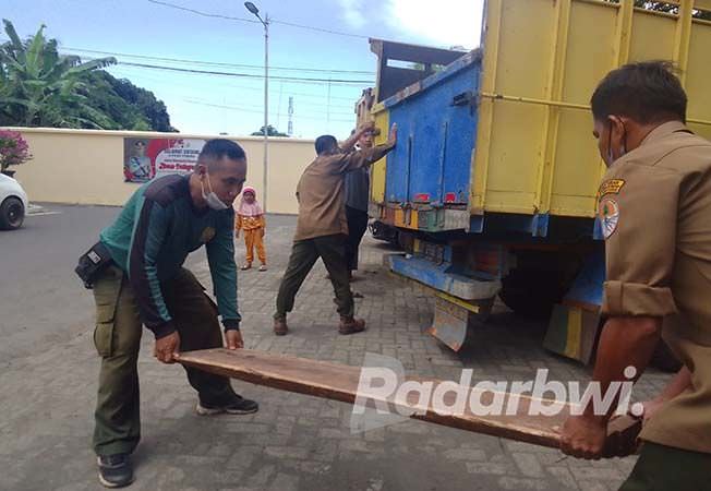 angkut-kayu-sonokeling-tanpa-dokumen-digelandang-ke-kantor-polisi