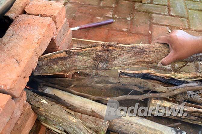 bahan-bakar-kayu-cengkih-dikenal-paling-stabil-untuk-sangrai