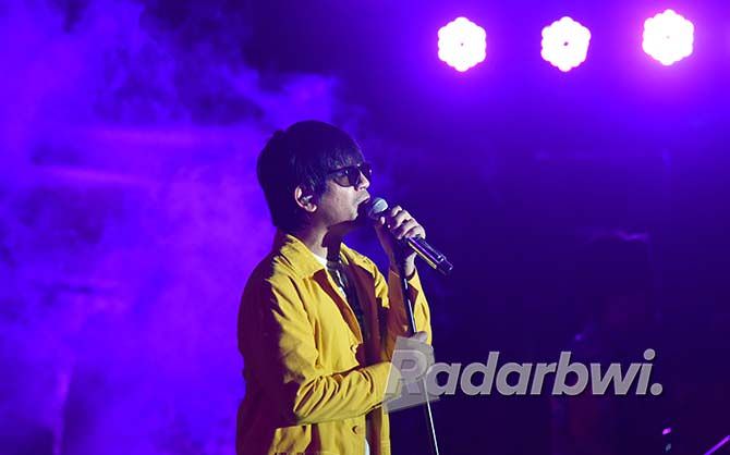 bersyukur-selamat-dari-kecelakaan-dmasiv-manggung-bawakan-lima-lagu