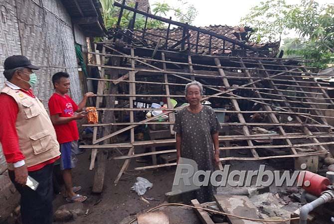 diterjang-hujan-dan-angin-kencang-dapur-rumah-ambruk