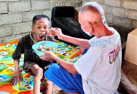 kakek-dan-nenek-di-kalibaru-berharap-bantuan