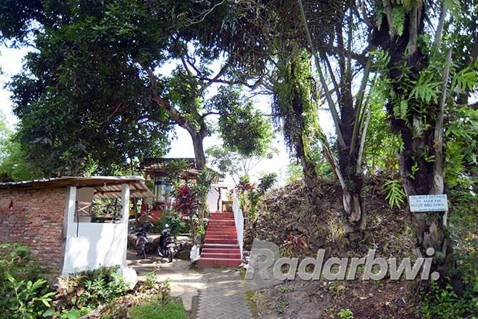 makam-buyut-sayu-atika-di-puncak-bukit-tak-pernah-sepi-peziarah