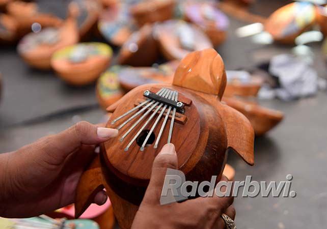 namanya-karimba-alat-musik-dari-batok-kelapa-dikirim-ke-afrika