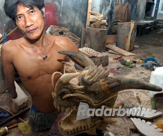 ornamen-barong-dari-kayu-keras-yang-dipahat-jadi-kepala-naga
